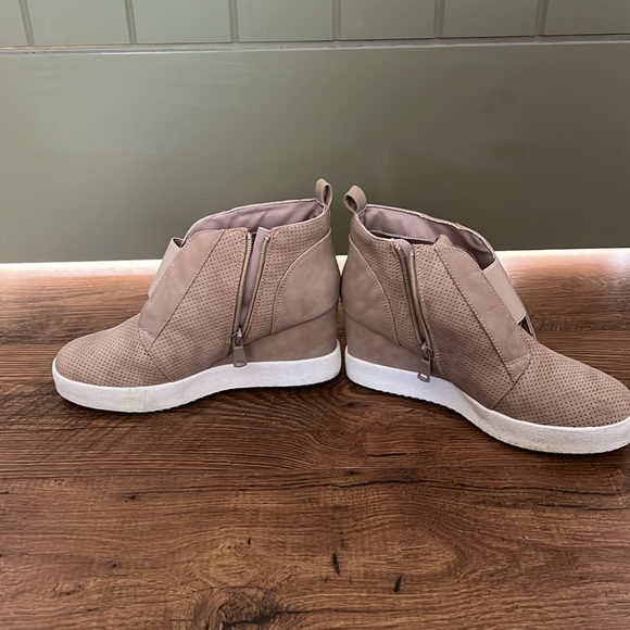 Tan Wedged Shoes - Picture 2 of 4